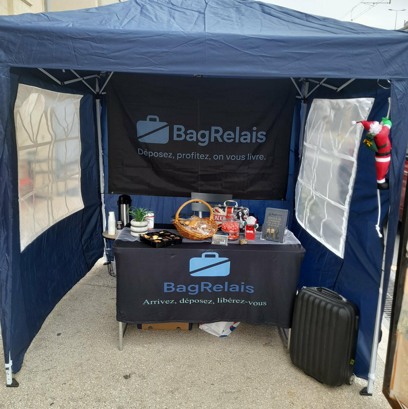 “Ou scannez le QR code pour réserver”. “Ou scannez le QR code pour réserver”.